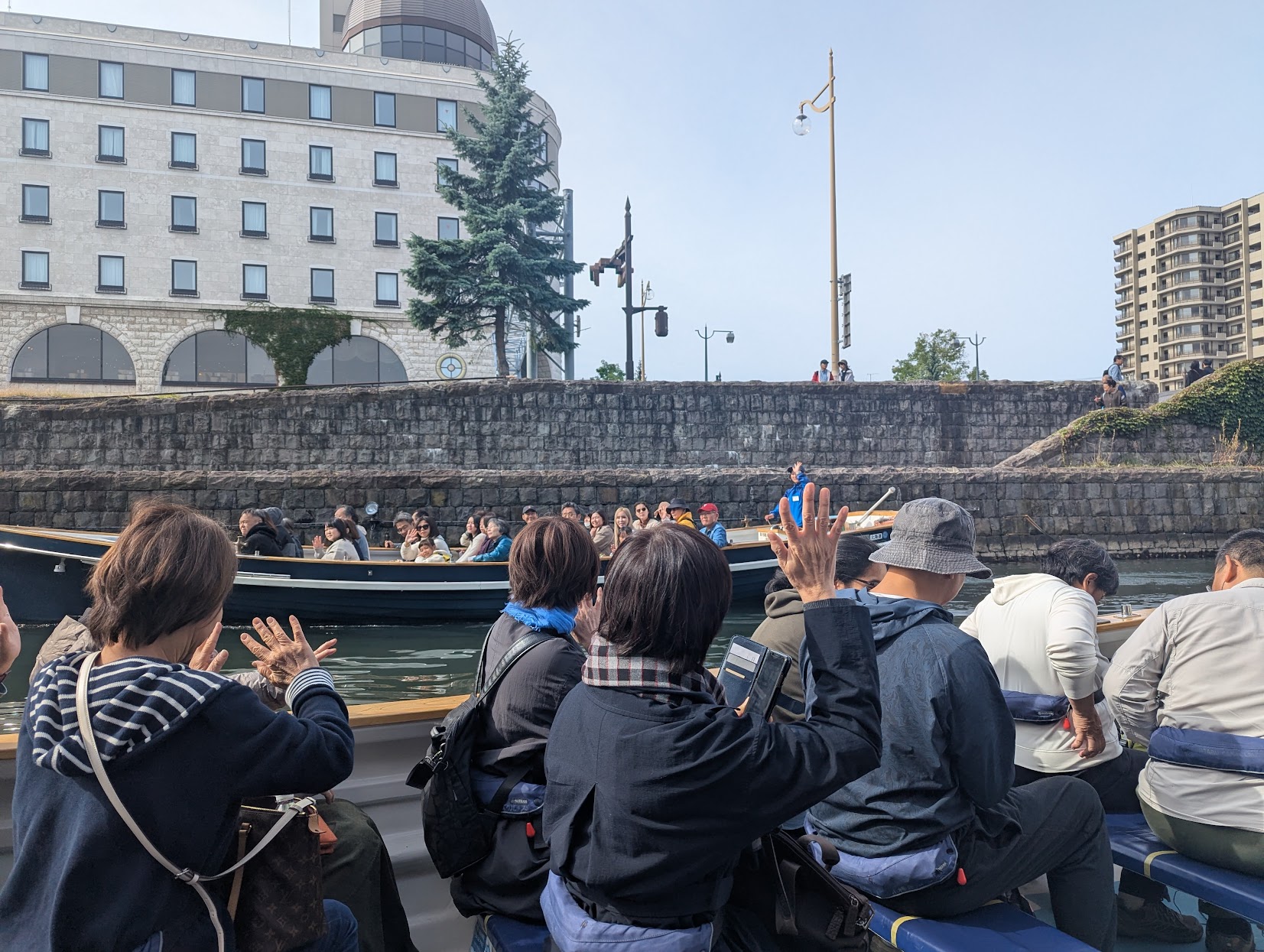 小樽運河を進む船の上からの景色