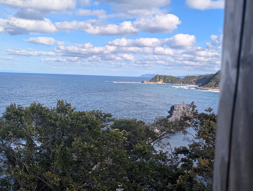 曇り空の下の積丹の海